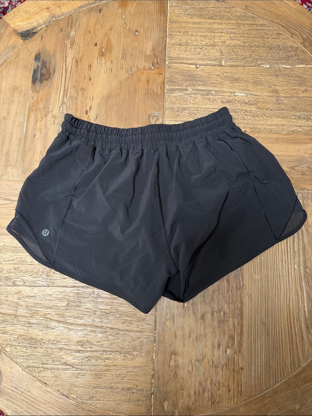 Lululemon 4’ hottie hot shorts - Picture 2 of 3